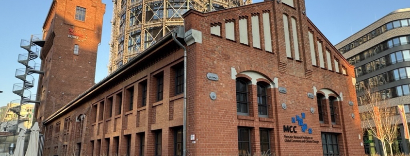 Aus der Nähe betrachtet: Das MCC/PIK in einem der Messelbau-Retortenhäuser im Stil der märkischen Backsteingotik, auf dem EUREF-Campus in Berlin, in unmittelbarer Nähe zum Gasometer.