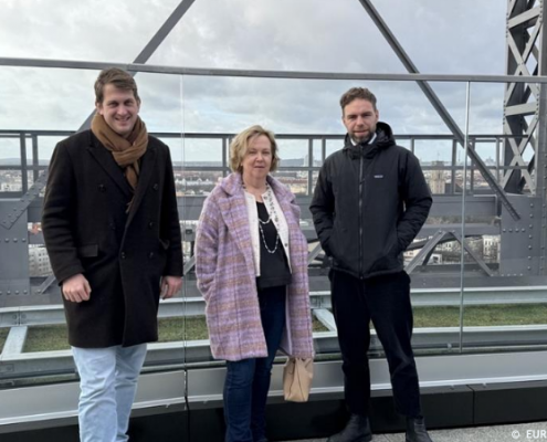 Die Politiker Moritz Heuberger, Michael Bloss (BÜNDIS 90 / DIE GRÜNEN) zusammen mit der EUREF-Vorstandssprecherin Karin Teichmann auf der Dachterrasse des Gasometers im Berliner Stadtteil Tempelhof-Schöneberg.