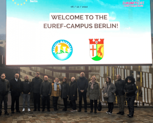 Die Türkische Delegation. vor dem LED-Screen