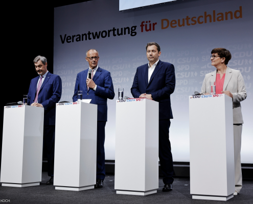 Markus Söder, Friedrich Merz, Lars Klingbeil und Saskia Esken auf der Bühne des Gasometers zur Unterzeichnung des Koalitionsvertrags.