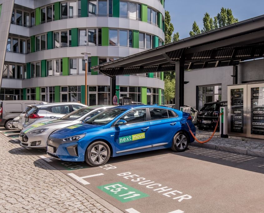 E-Fahrzeuge laden an Solarstrom-Säulen