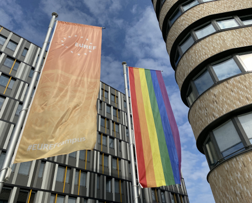 EUREF Fahne und Regenbogenflagge