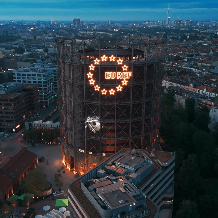 Beleuchteter Gasometer am Abend