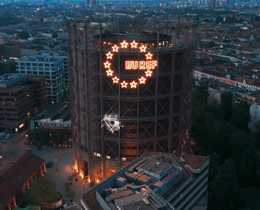 Beleuchteter Gasometer am Abend