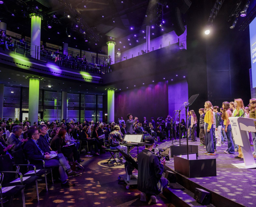 Berlin Freedom Conference im Gasometer mit dem Kinderchor der Staatsoper Berlin