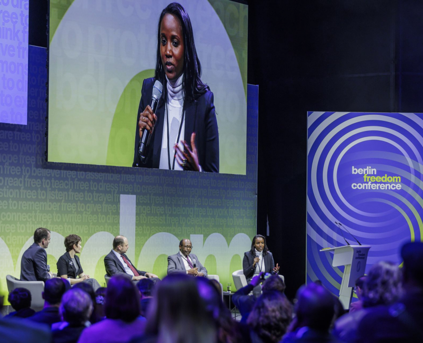 Berlin Freedom Conference im Gasometer mit einem Panel auf der Bühne