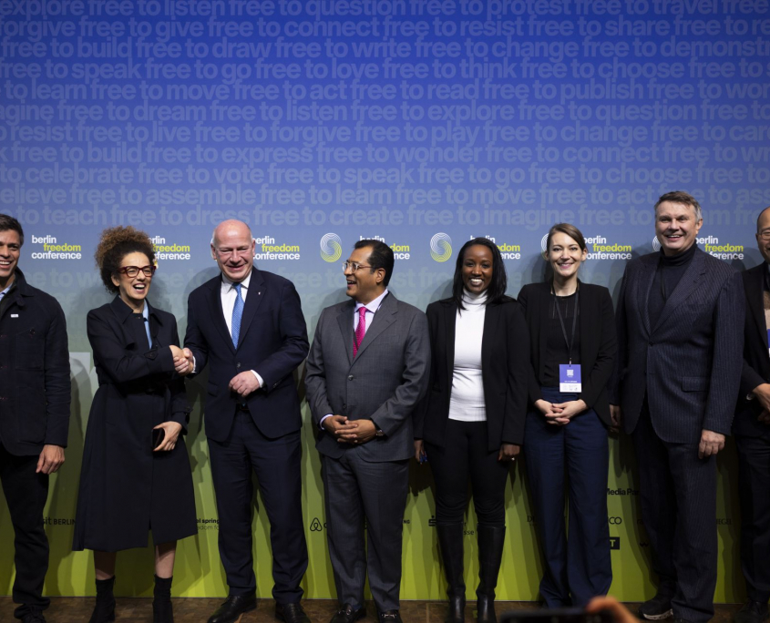 Berlin Freedom Conference im Gasometer mit einem Gruppenbild zur Eröffnung